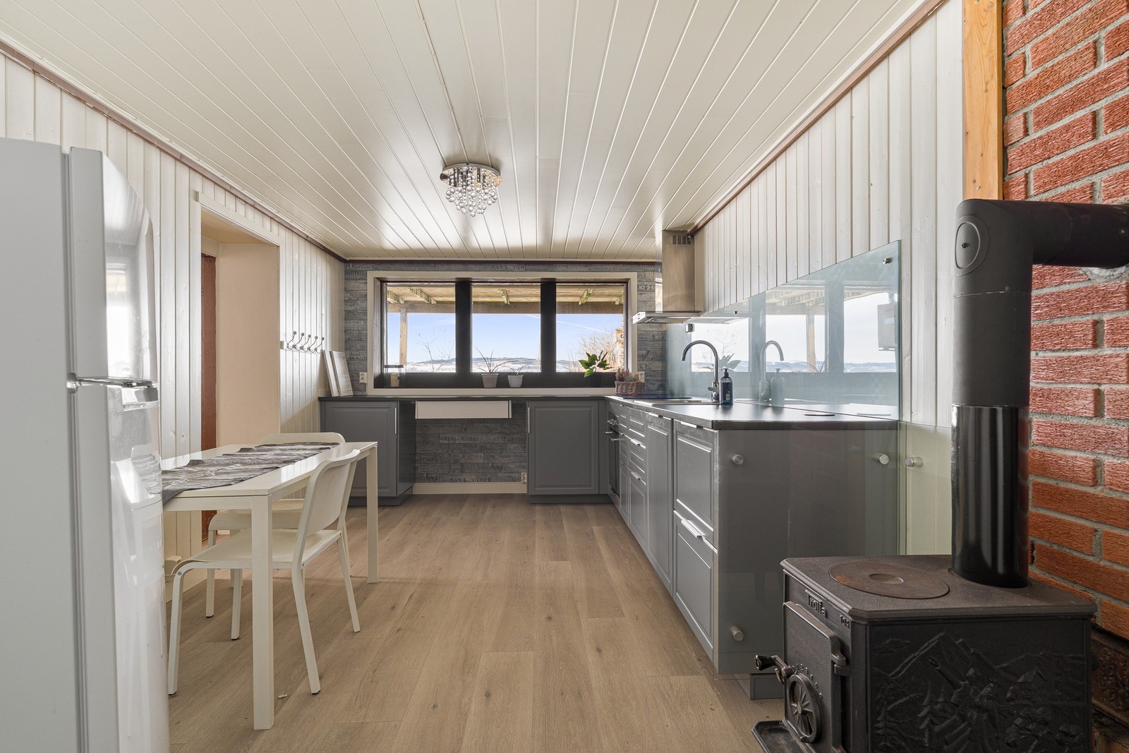 Sokkeletasjen består av blant annet stue, kjøkken, bad og rom brukt som soverom. Galleribilde