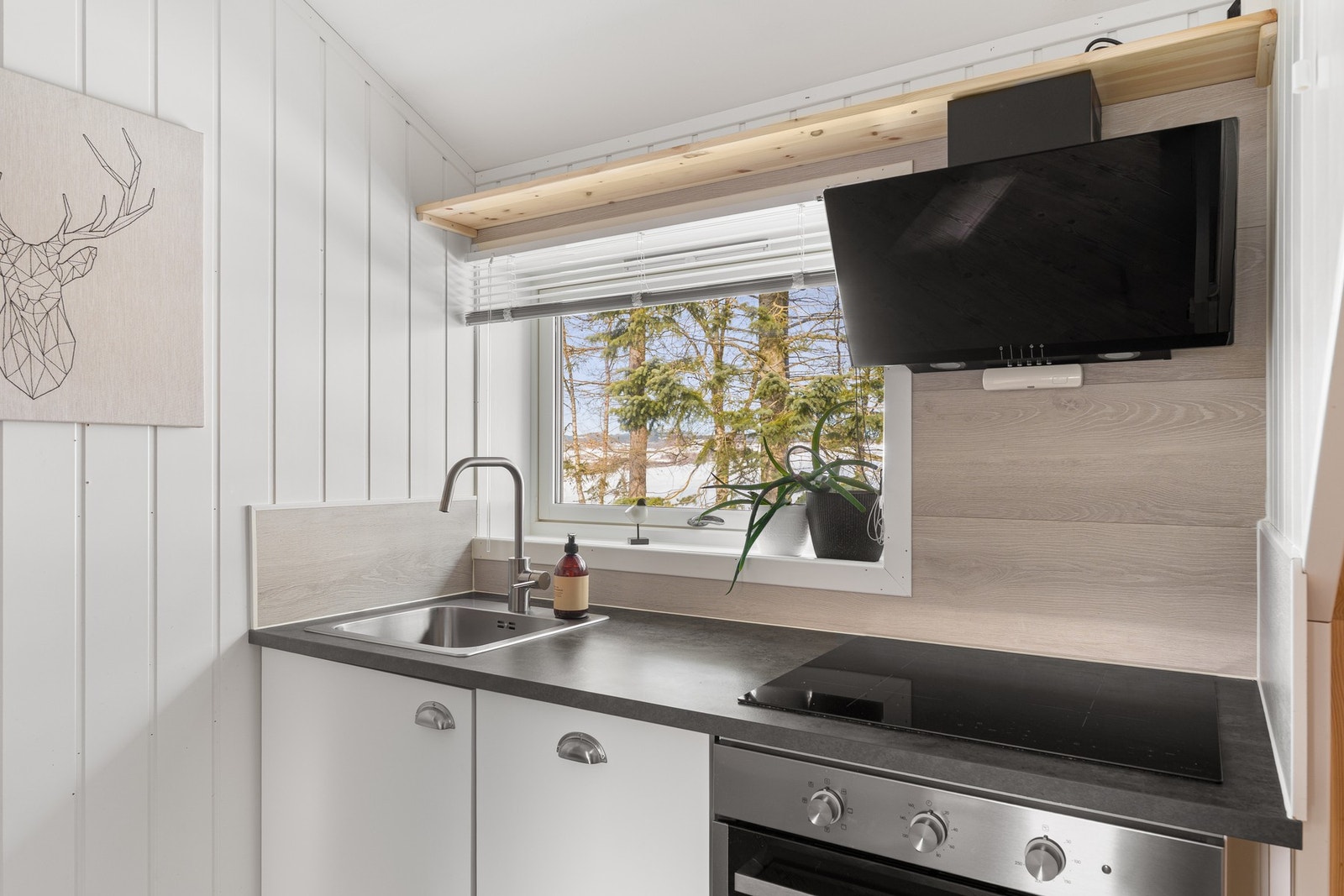 2. etasje har tidligere vært utleid da den består av blant annet stue, kjøkken, soverom og bad. Galleribilde