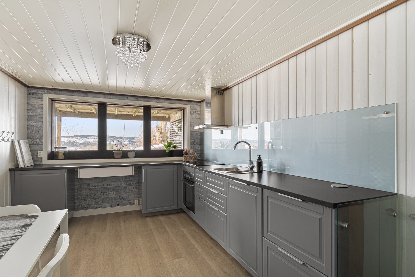 Kjøkken i sokkeletasjen - rikelig med skap- og benkeplass. Galleribilde