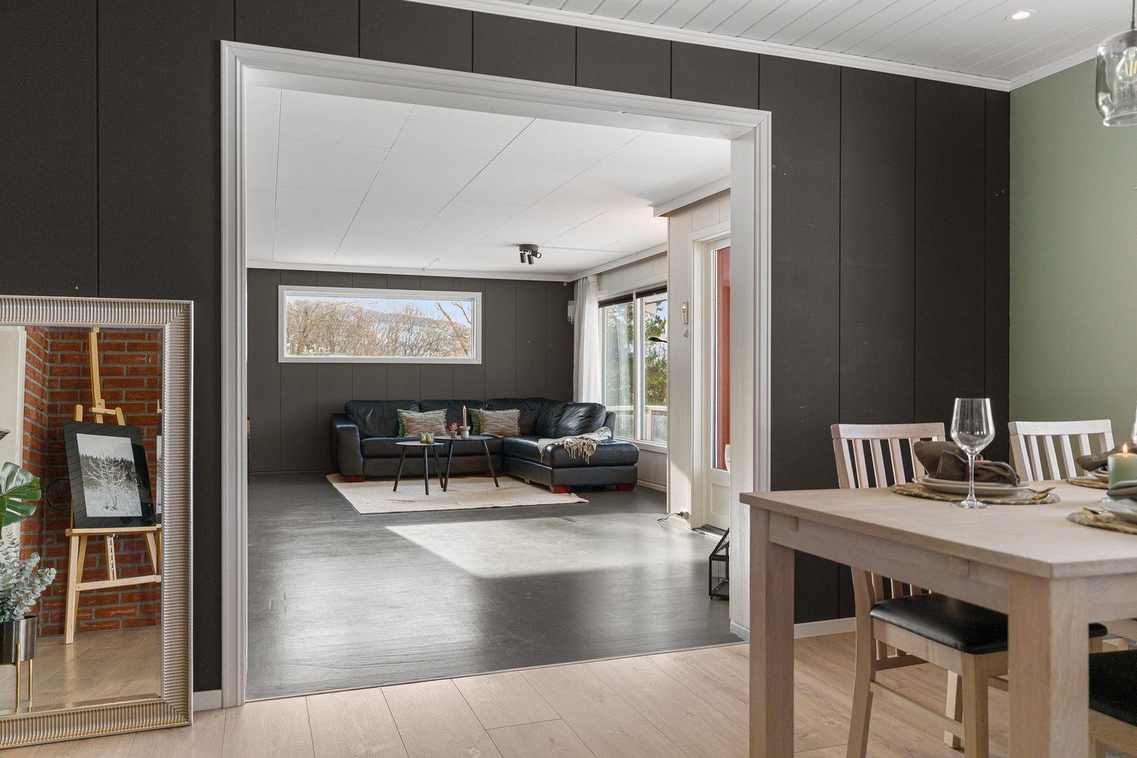 Fra kjøkkenet har man en delvis åpen løsning inn til stua. Dette skaper en god romfølelse. Galleribilde