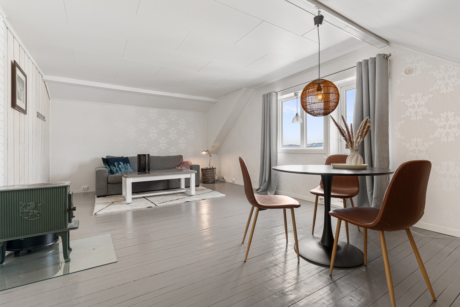 Fra stua har man utgang til balkong med flott utsikt. Galleribilde