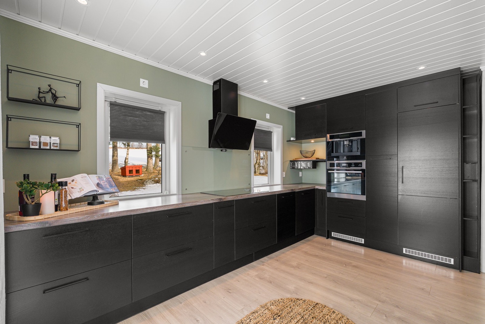 Her har man rikelig med skap- og benkeplass. Galleribilde