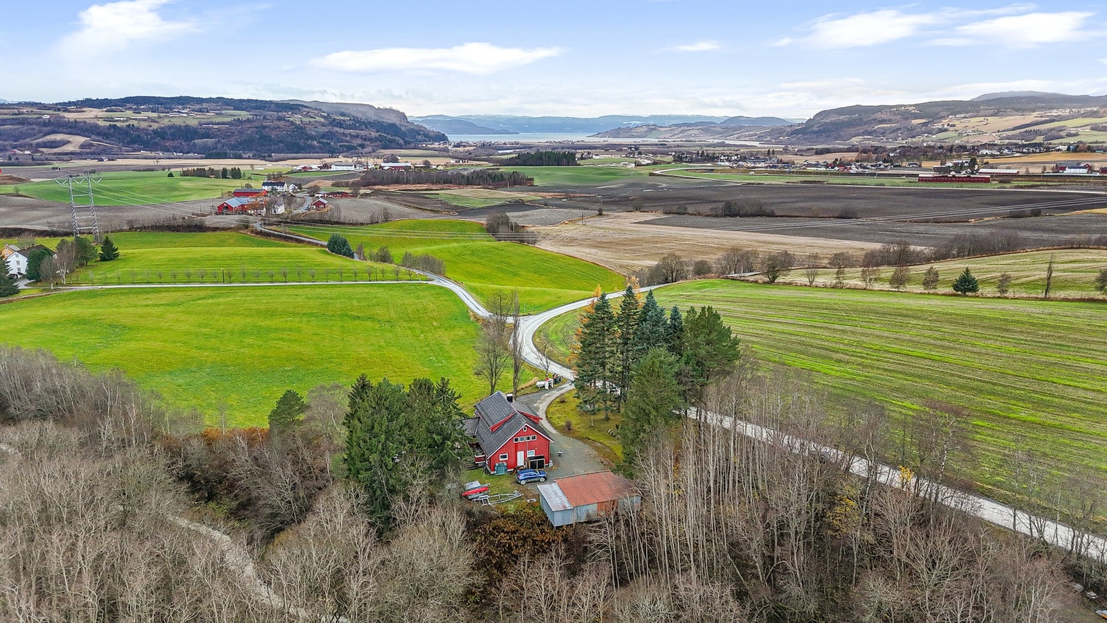 Boligen ligger landlig til, men samtidig med kort vei til Tiller, Melhus og Heimdal. Galleribilde