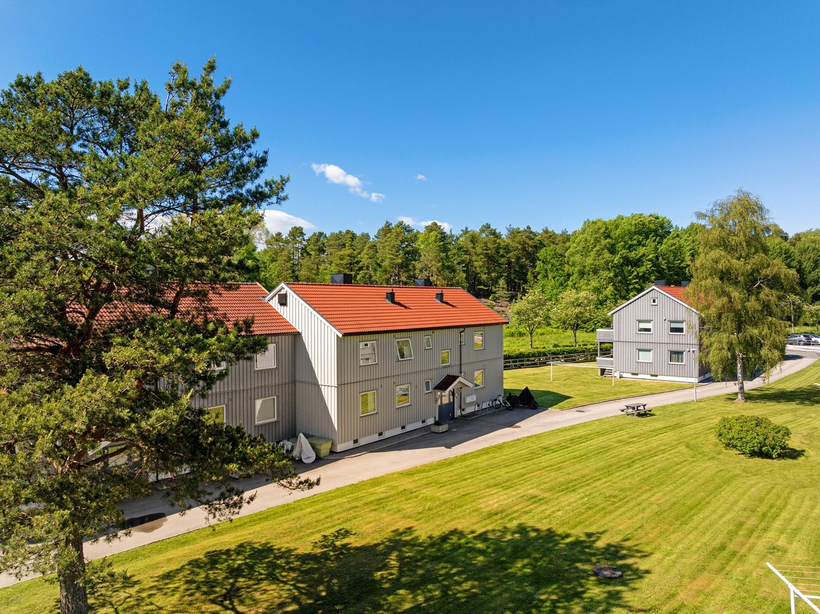 Borettslaget har felles biloppstillingsområde ca. 50 meter unna bygget, med felles ladepunkter til EL-bil. Galleribilde