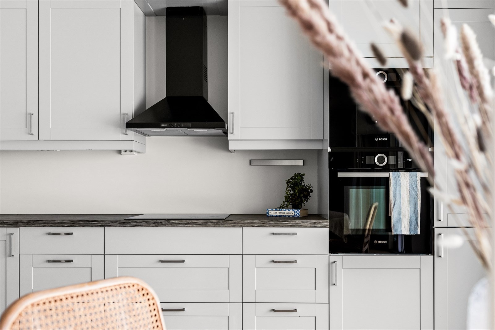 Kjøleskap, fryser, oppvaskmaskin, platetopp og stekeovn er integrert i innredningen. Galleribilde