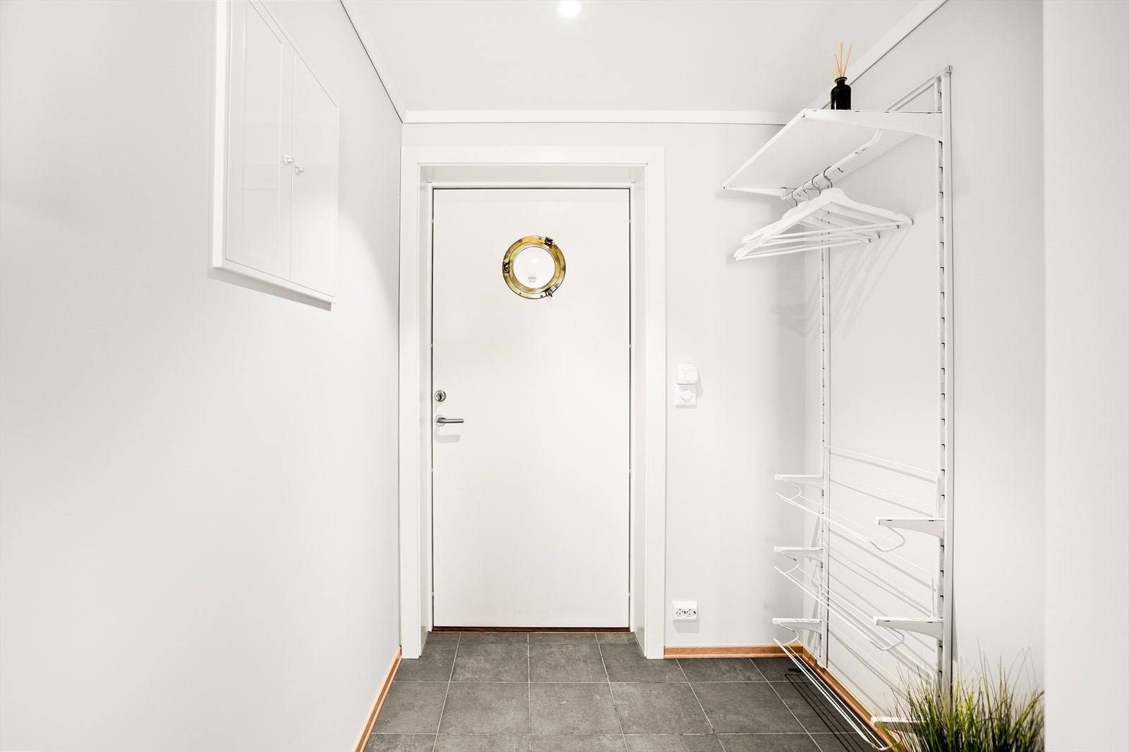 Entréen er delvis flislagt. Galleribilde