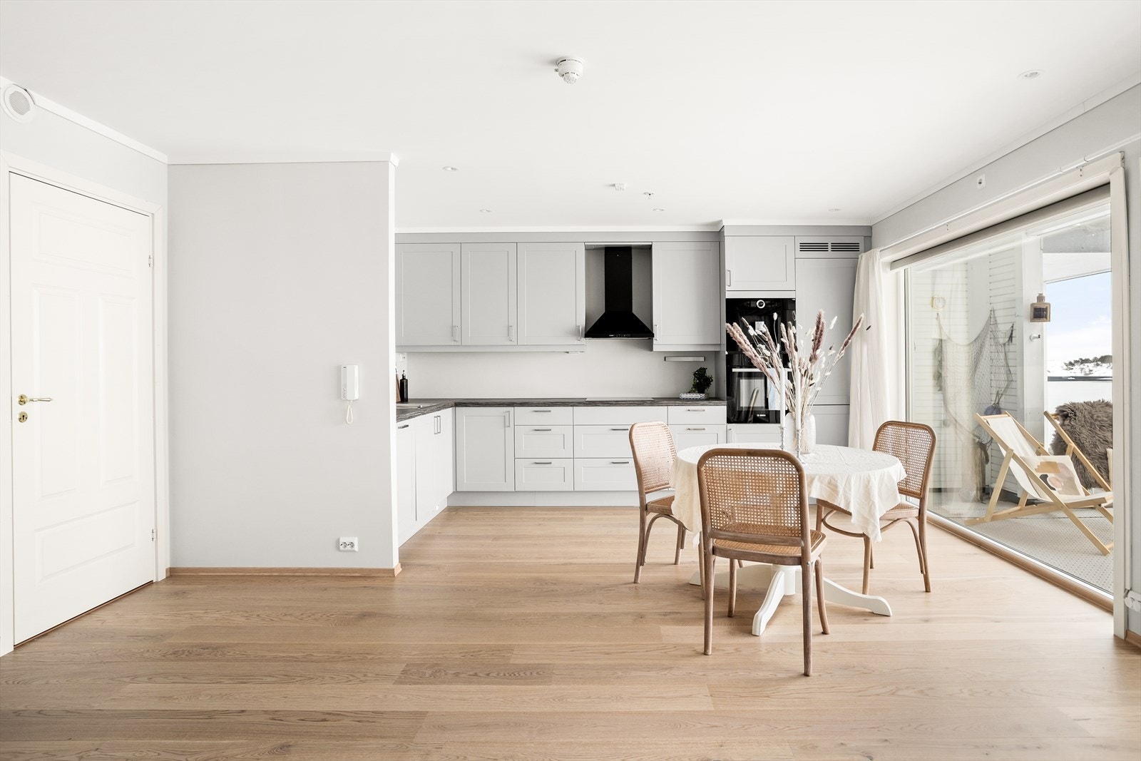 Leiligheten fremstår som meget lys og åpen. Galleribilde