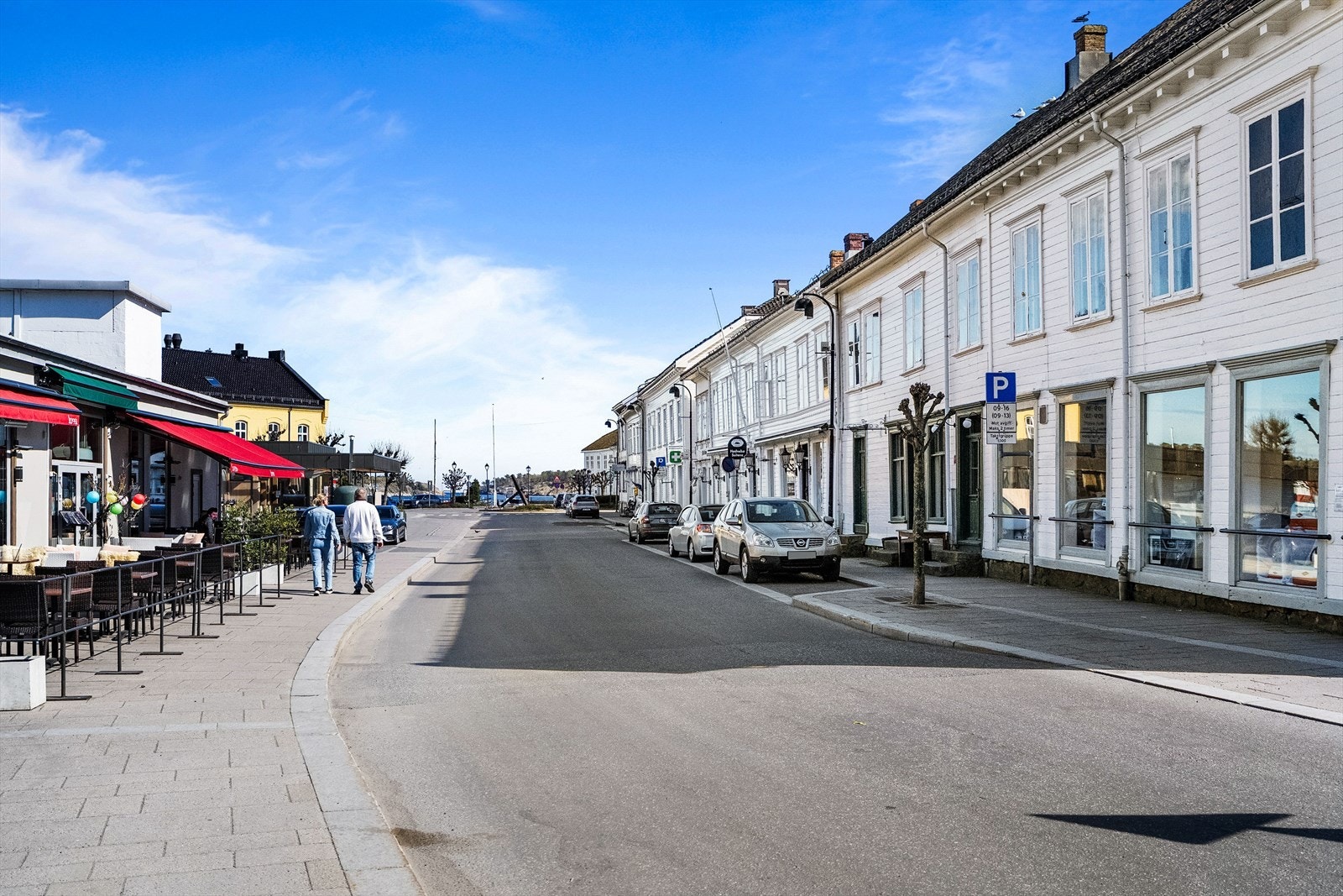 Her finner du koselige kafeer, butikker og restauranter langs havnen og i de sjarmerende gatene. Galleribilde