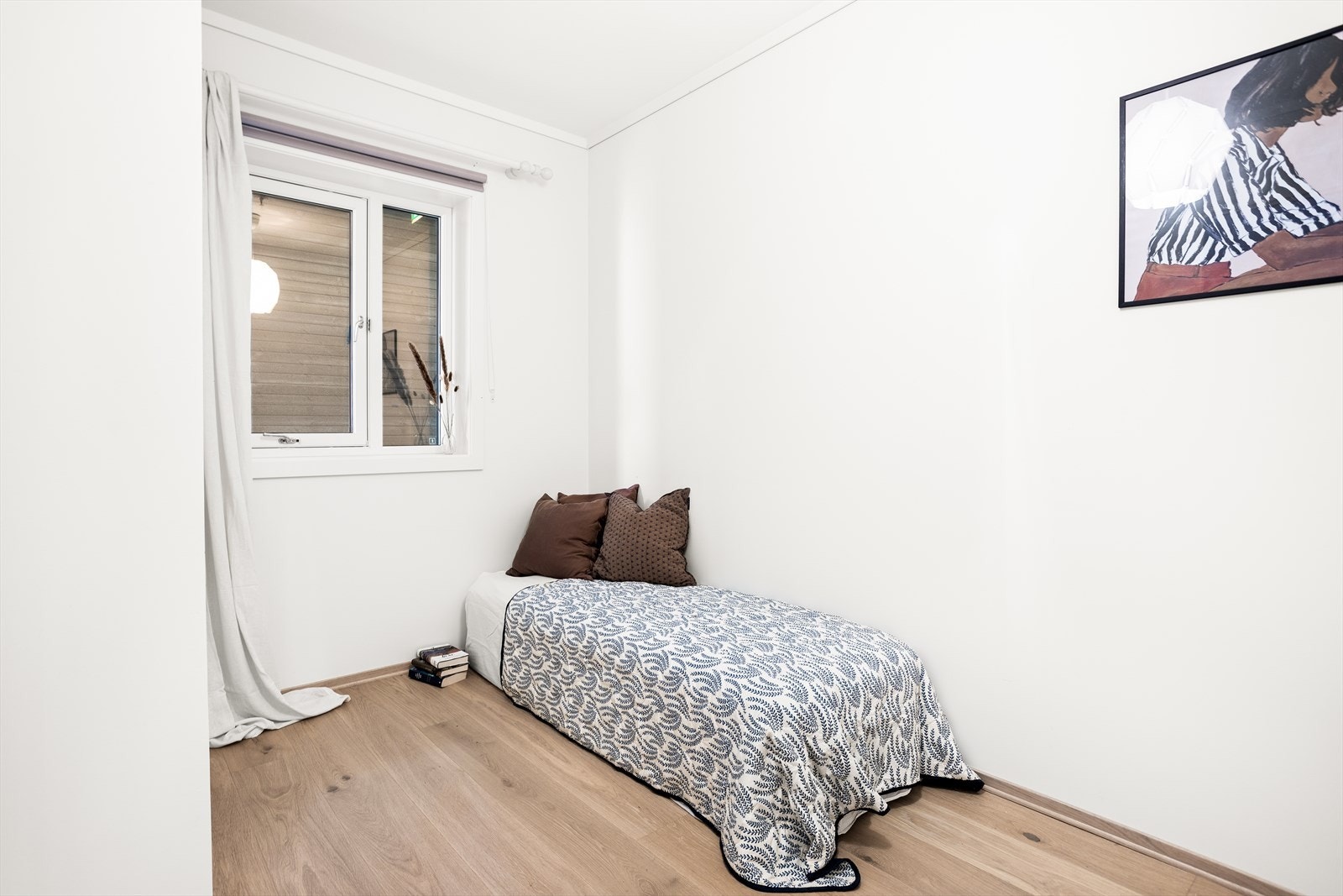 Soverom 2 - Her er det god plass for dobbeltseng, nattbord og skap. Galleribilde