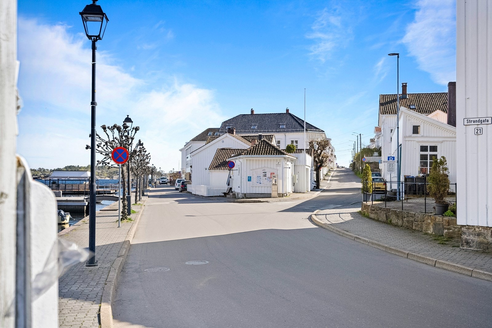 Risør sentrum er en sjarmerende kystby kjent for sine hvite trehus, trange smug og maritime atmosfære. Galleribilde