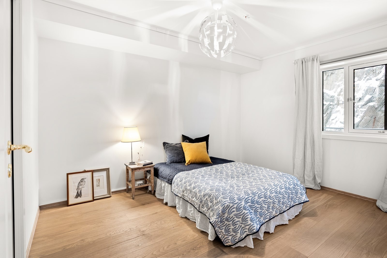 Soverom 1 - Stort soverom med plass for dobbeltseng, nattbord og integrert garderobeskap med god lagringsplass. Galleribilde