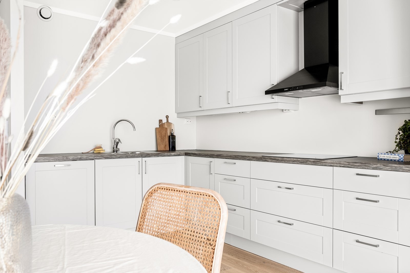 Kjøkkenet har innredning med glatte fronter og benkeplaten er av laminat. Galleribilde