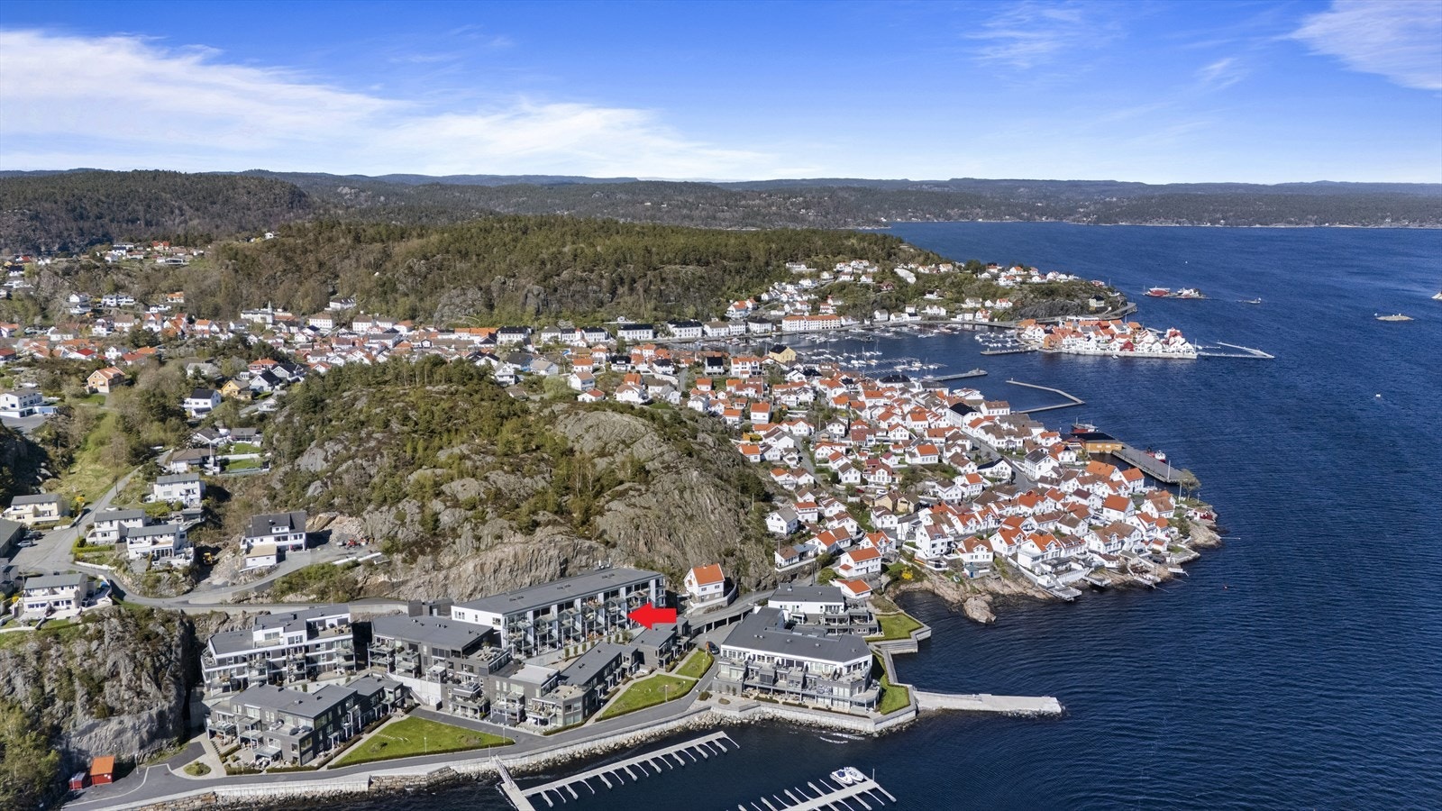 Flisvika er ideelt for deg som ønsker å bo nær sjøen, med tilgang til båt- og friluftsliv, samtidig som det er kort vei til Risørs sentrum med butikker, restauranter og kulturelle tilbud. Galleribilde