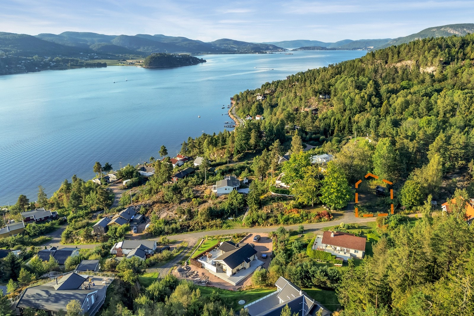 Tomt med fjordnær beliggenhet og naturskjønne omgivelser. Ca. tomtegrense. Galleribilde
