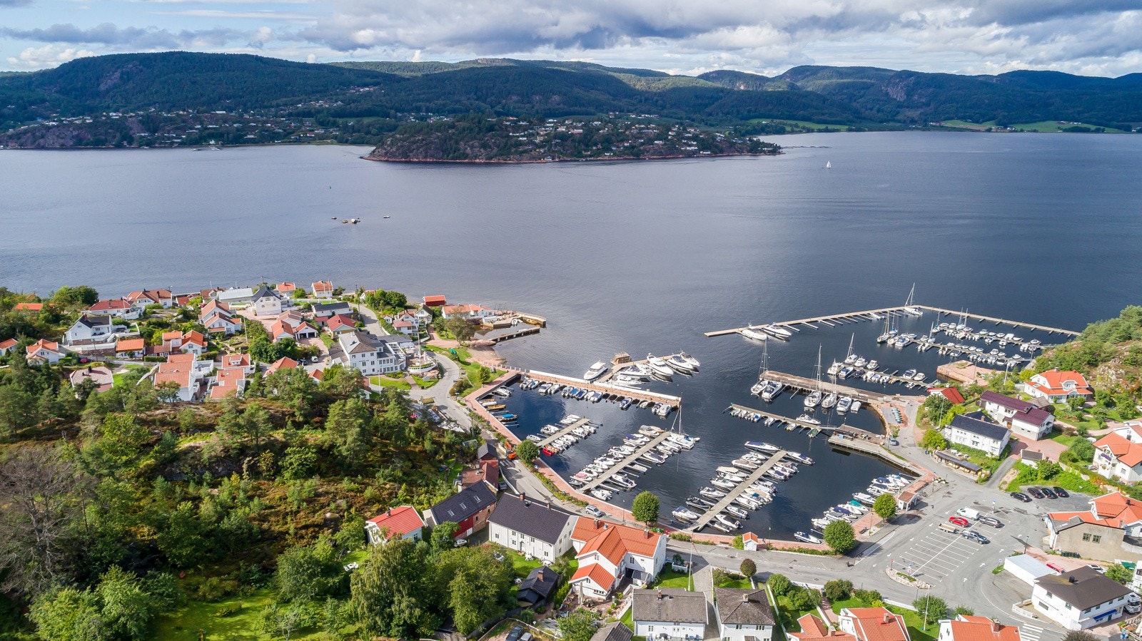 Holmsbu er et sjarmerende lite sted med sørlandsidyll, hvor det yrer med liv om sommeren. Galleribilde