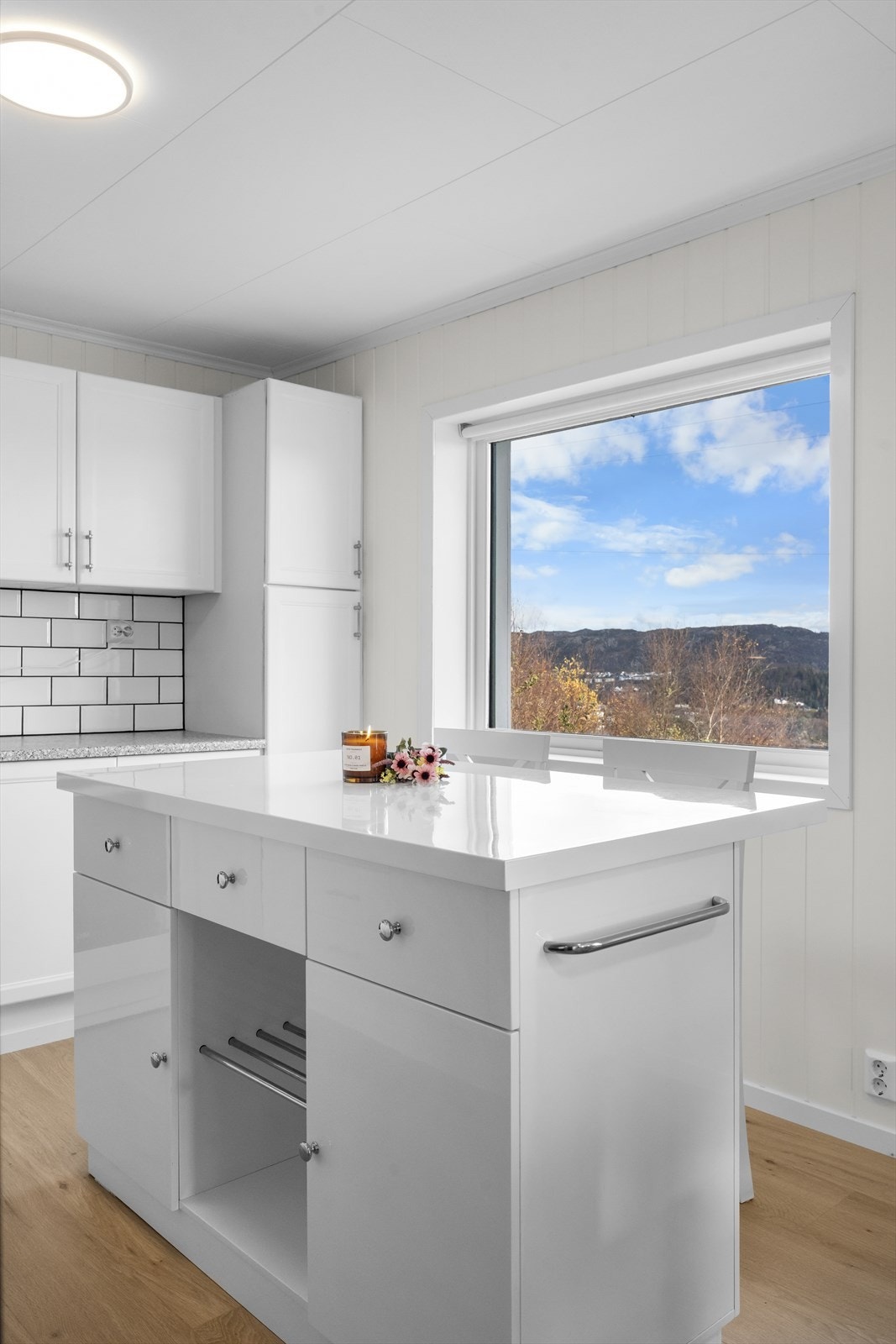 Kjøkkenøy med spiseplass for to Galleribilde