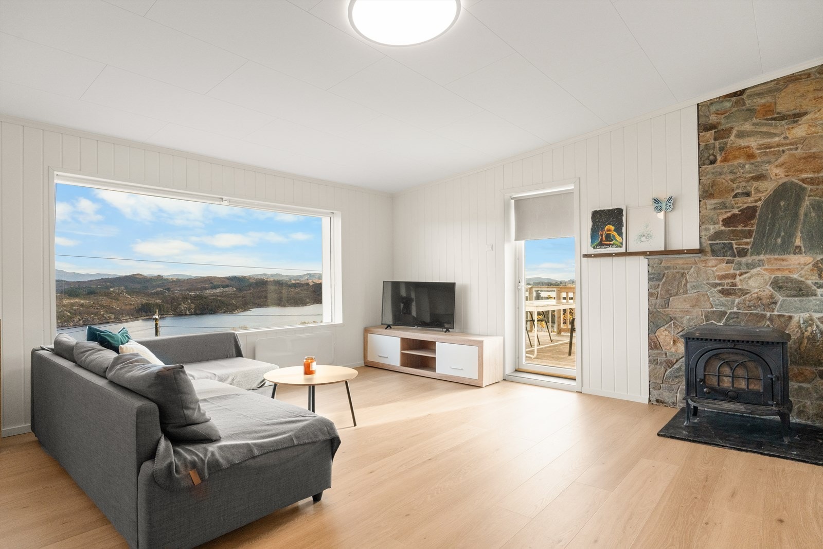 Stuen har flott utsikt utover Førresfjorden Galleribilde