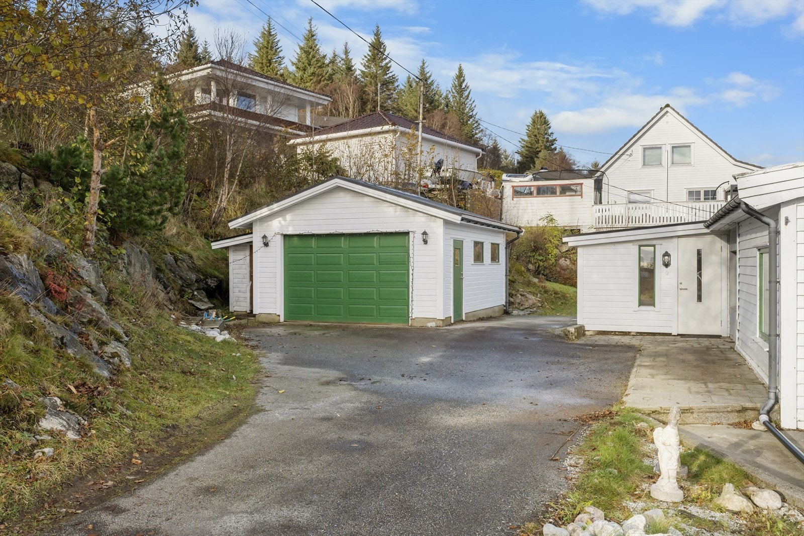 Gårdsrom med frittstående garasje Galleribilde