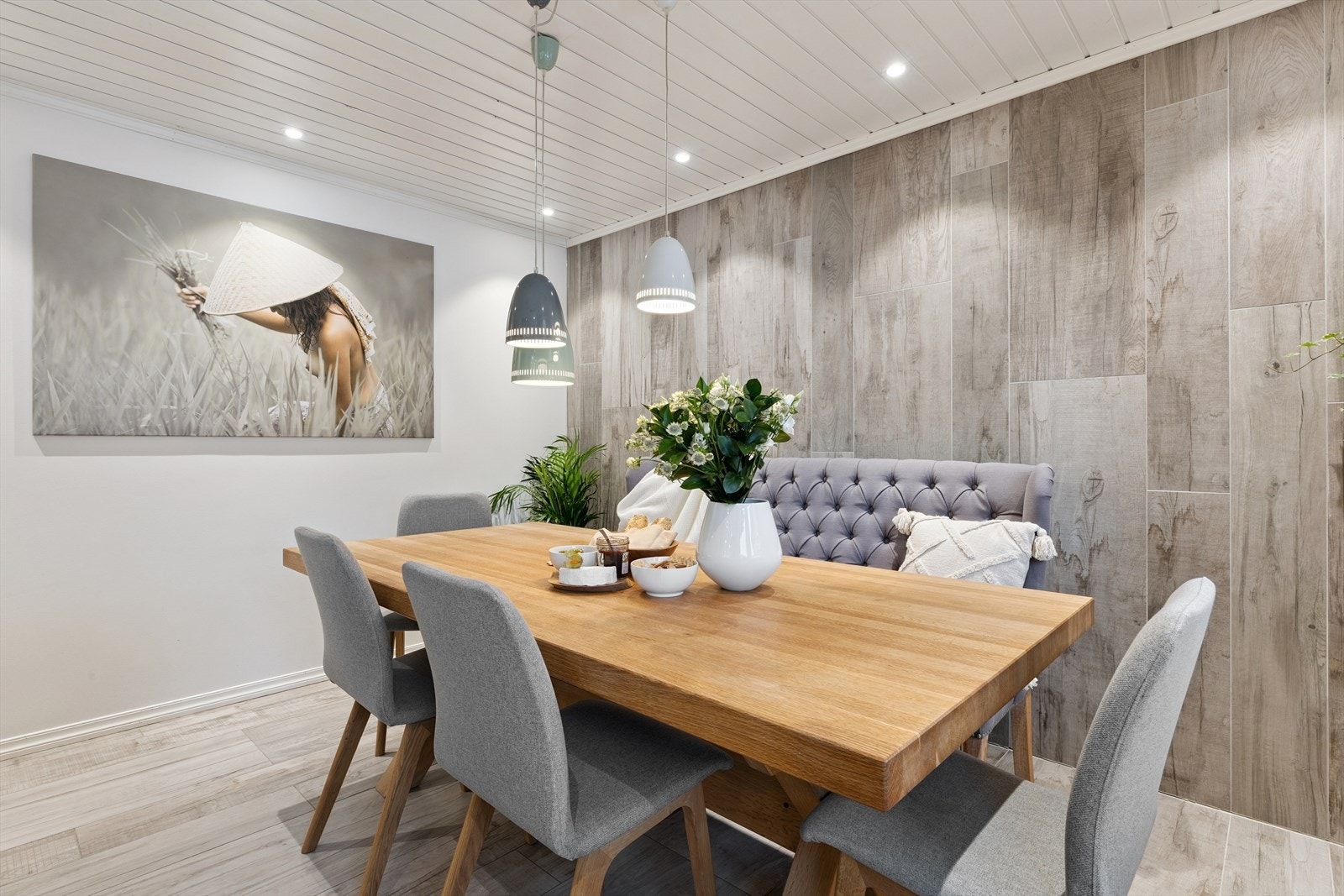 Lys og romslig spisestue som ligger i en forlengelse av kjøkkenet - perfekt for familiehverdagen. Galleribilde