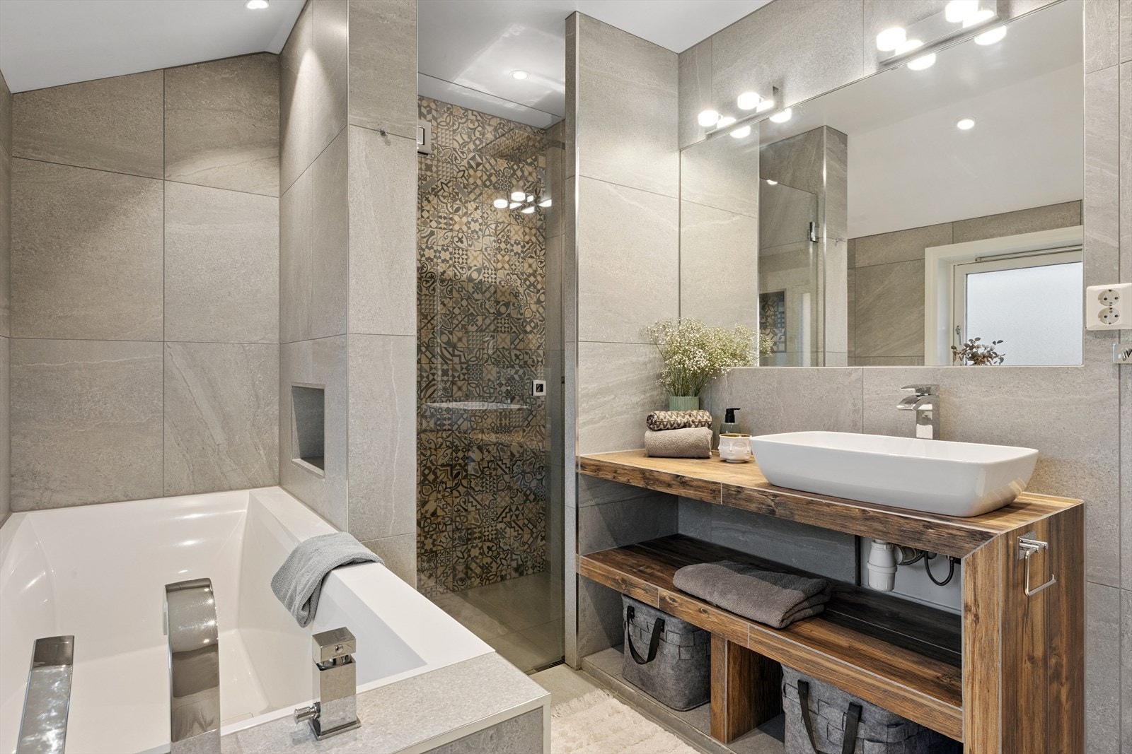 Badet fra 2016 byr på både dusj og badekar - ideelt for både raske morgenrutiner og rolige kvelder. Galleribilde