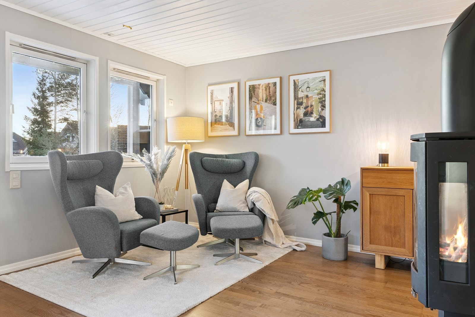 Luftig og innbydende stue med rikelig plass til både lek, ro og familietid. Galleribilde