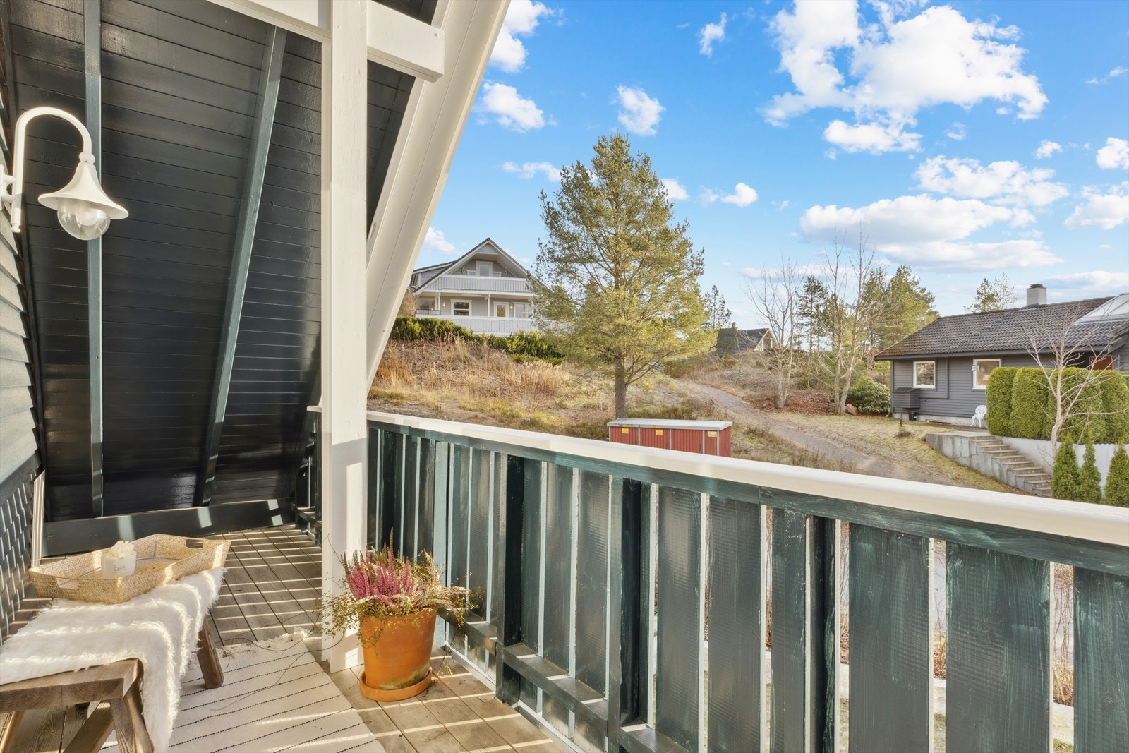 Balkongen er overbygd og fint utsyn mot nabolaget. Galleribilde