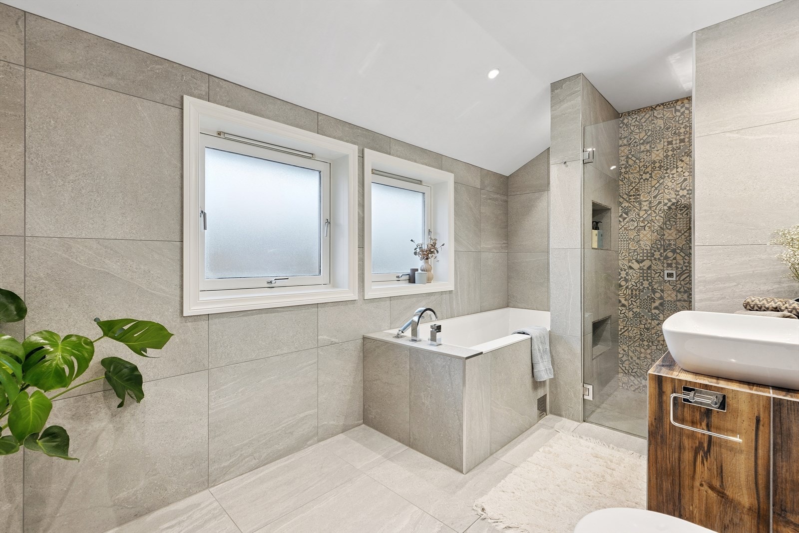 Et delikat bad der detaljer skaper spa-følelsen hjemme - den stilige vasken setter tonen for et rom du faktisk gleder deg til å bruke. Galleribilde