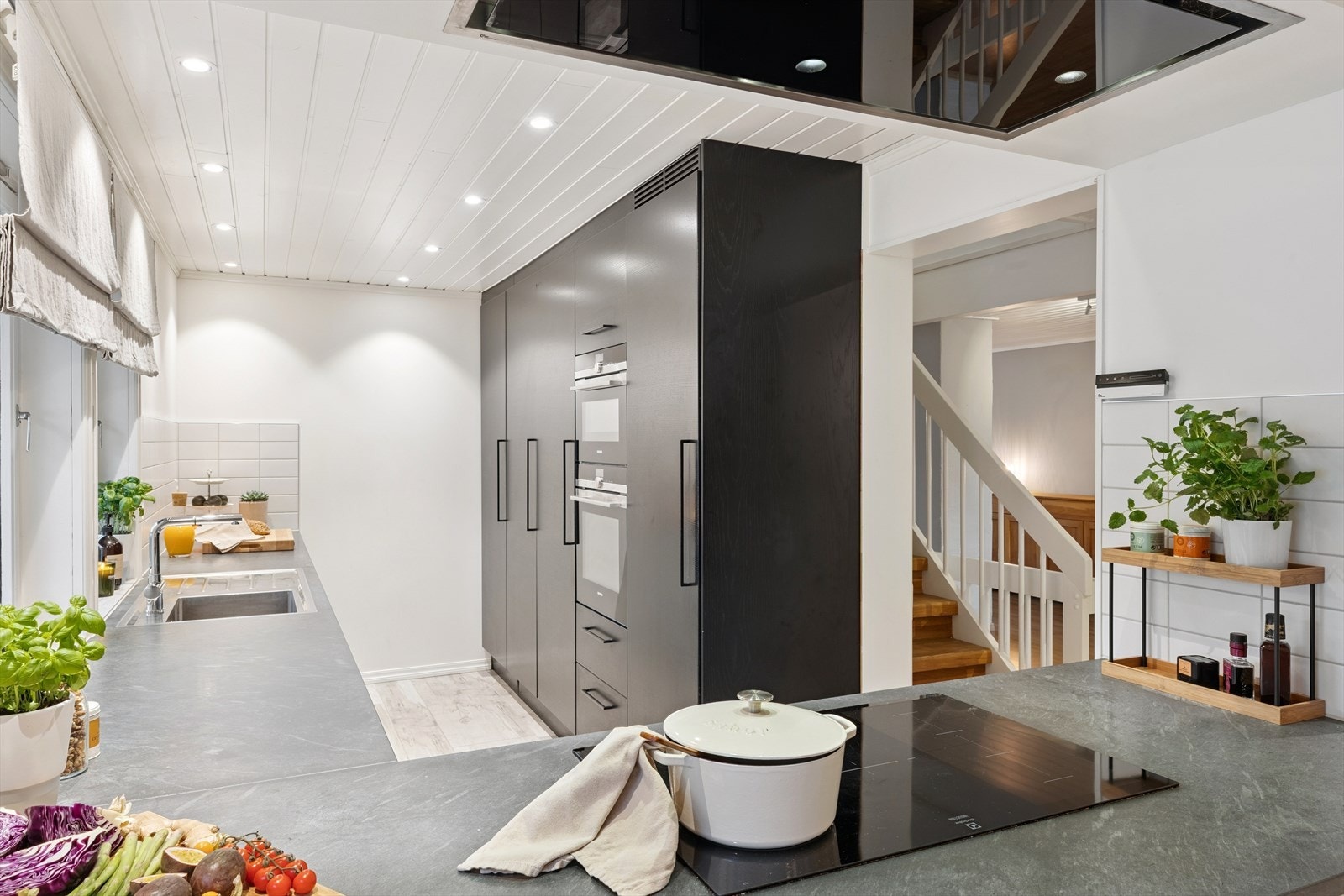 Moderne kjøkken med steinbenkeplate og rikelig med skapplass - praktisk og lekkert. Galleribilde