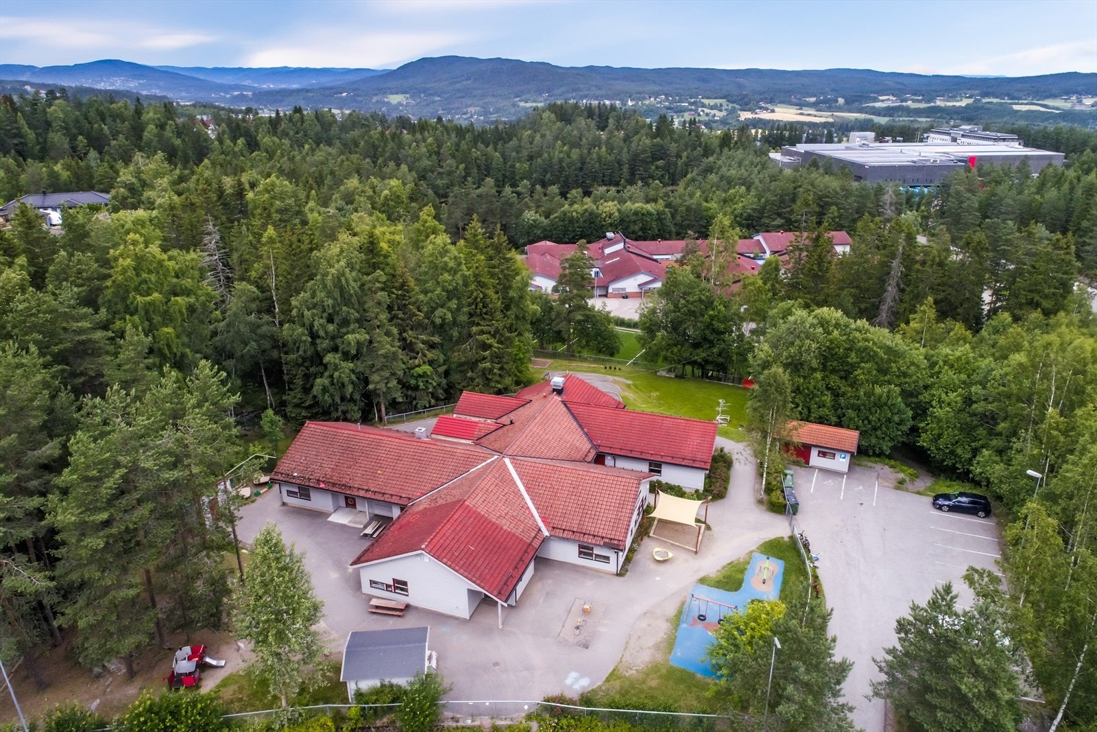 En liten gåtur unna finner du Morttjern barnehage og Holum skog skole. Galleribilde