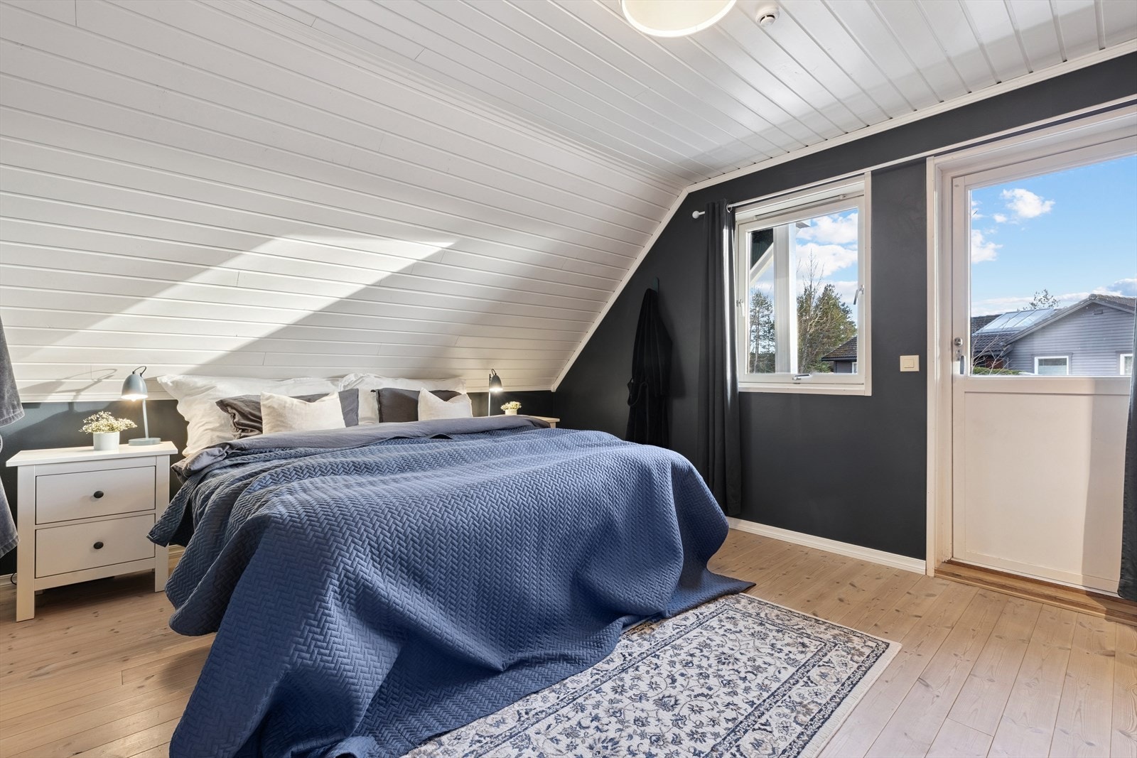 Hovedsoverommet har utgang til balkong - perfekt for en rolig start på dagen. Galleribilde