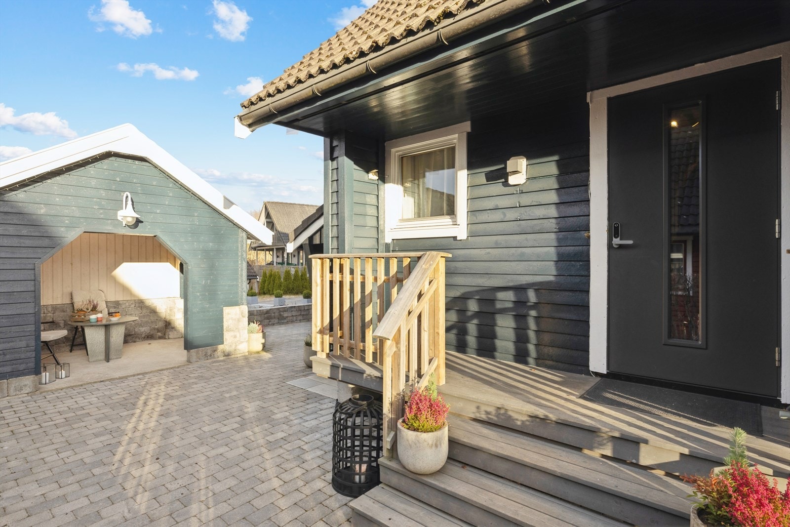 Sikkerhet og komfort i ett - inngangsdør med moderne kodelås. Galleribilde