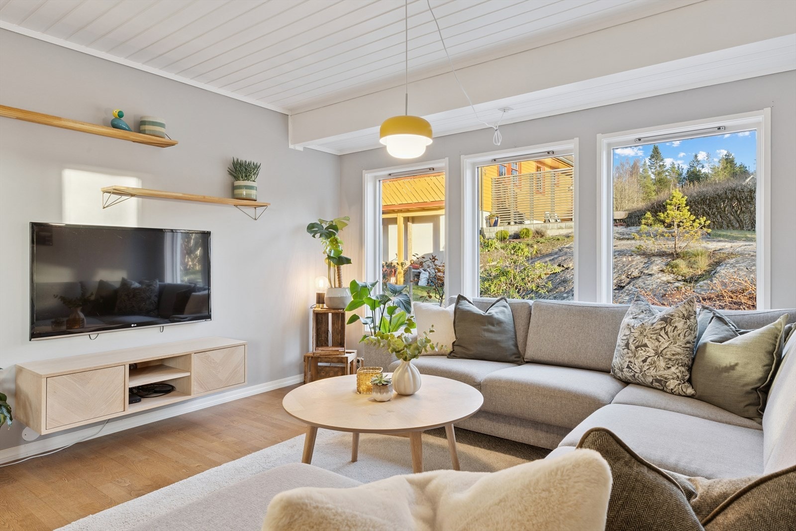 Boligen ligger i et veletablert og rolig barnevennlig boligområde. Her vil både store og små trives. Galleribilde