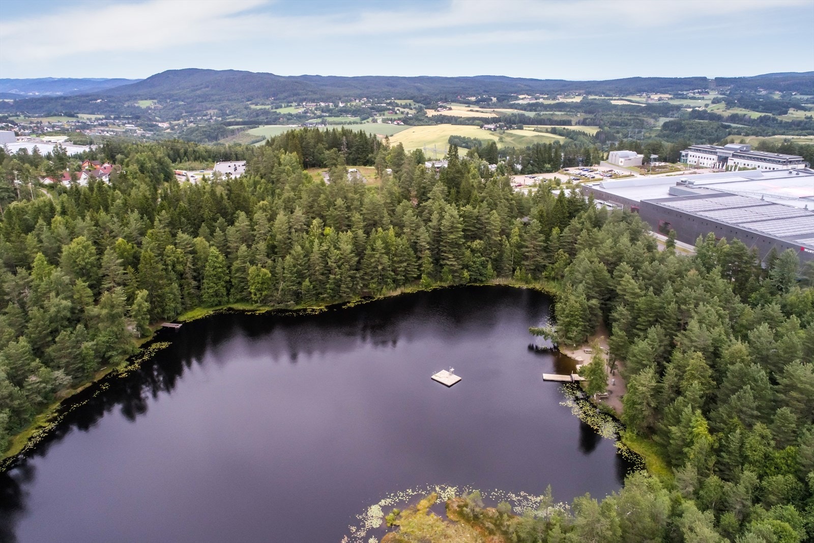 Mortetjern ligger en liten gåtur unna. Et hyggelig sted både sommer som vinter. Galleribilde