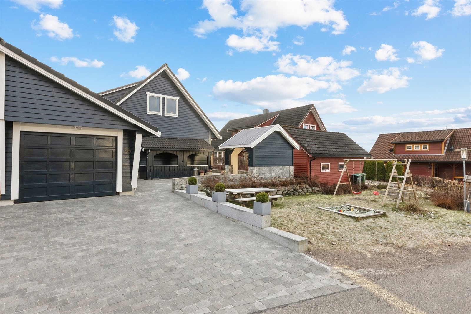 Gårdsplassen er steinlagt og gir deg god plass til parkering av flere biler. Lekeplassen ligger rett ved, så dette er et mekka for barnefamilier. Galleribilde