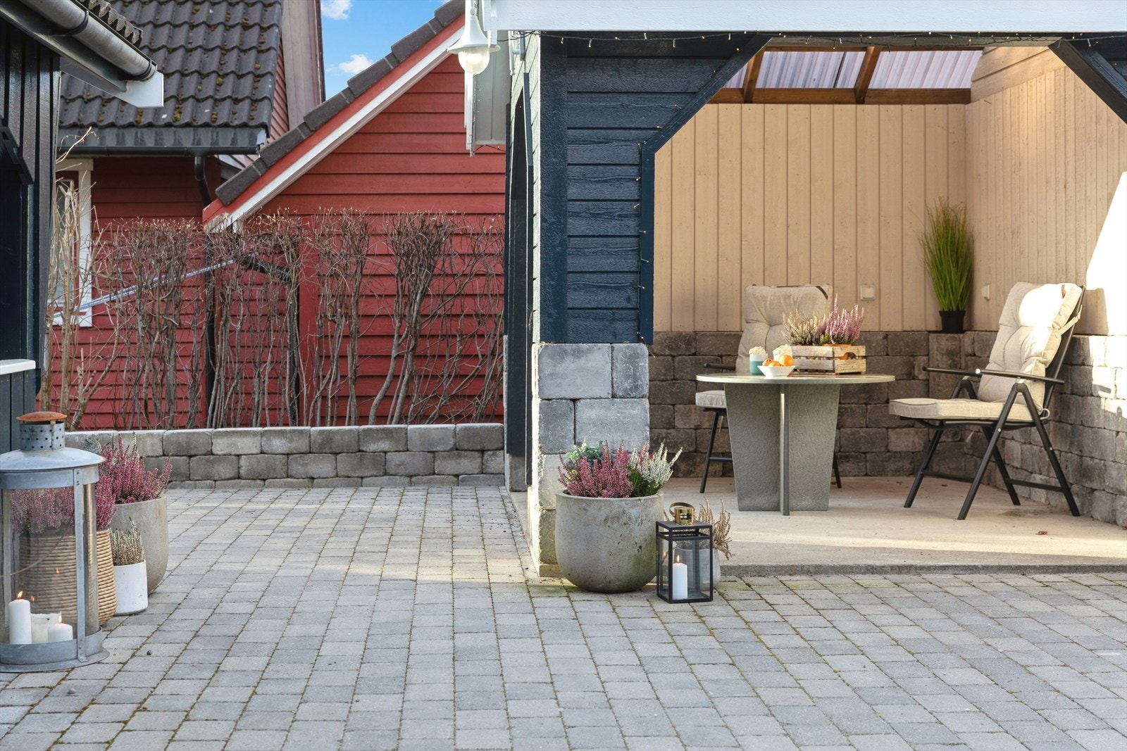 Lys og lun utestue - perfekt for hyggelige stunder året rundt. Galleribilde