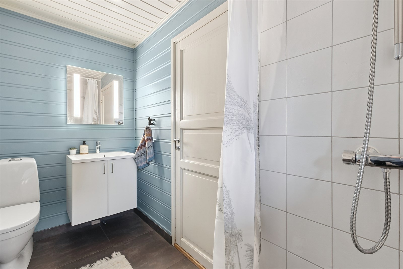 Boligen har to bad, hvor dette har direkte inngang fra entréen. Badet er noe eldre, men fungere som det skal. Galleribilde