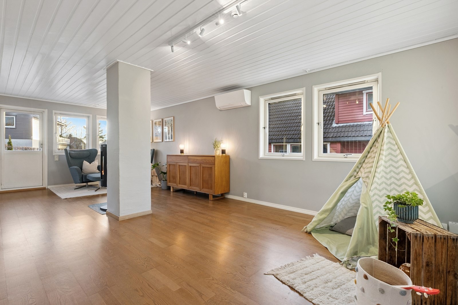 Romslig og lys stue som gir deg god plass til å ha spisebord her inne om du skulle ønske dette. Det er montert en luft til luft varmepumpe her inne som gir en behagelig temperatur. Galleribilde