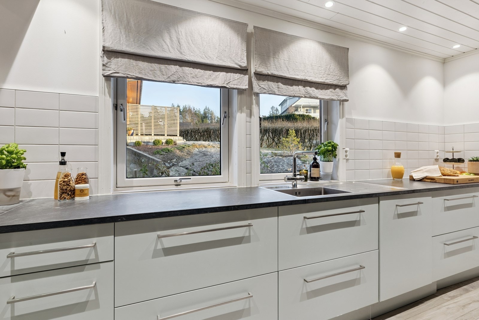 Kjøkkenet fra 2016 er lekkert og gjennomført, perfekt for familiens kokk og små hjelpere. Galleribilde