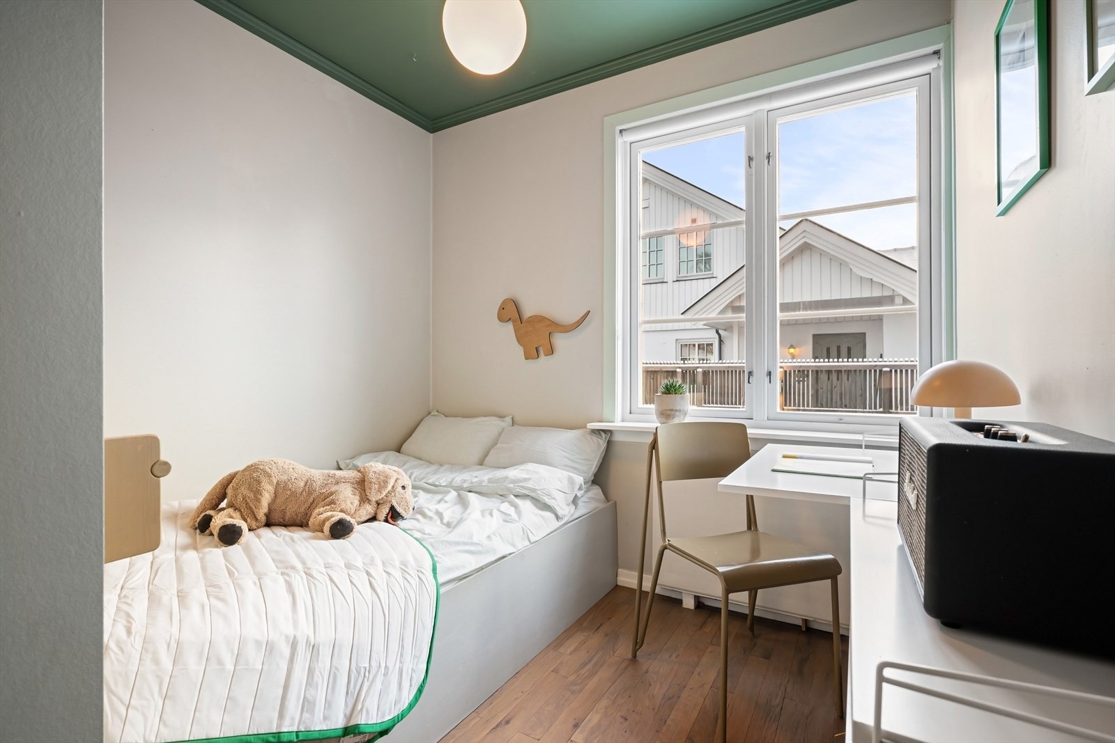 Soverom II er også av god størrelse med god plass til dobbeltseng og etablering av skap. Galleribilde