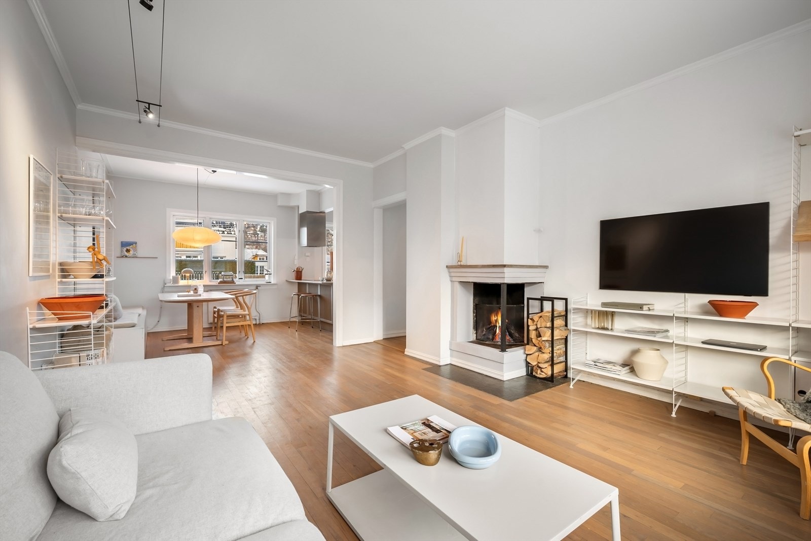 Stuen fremstår som romslig og lys, med god plass til både stor sofagruppe og øvrig møblering. Galleribilde