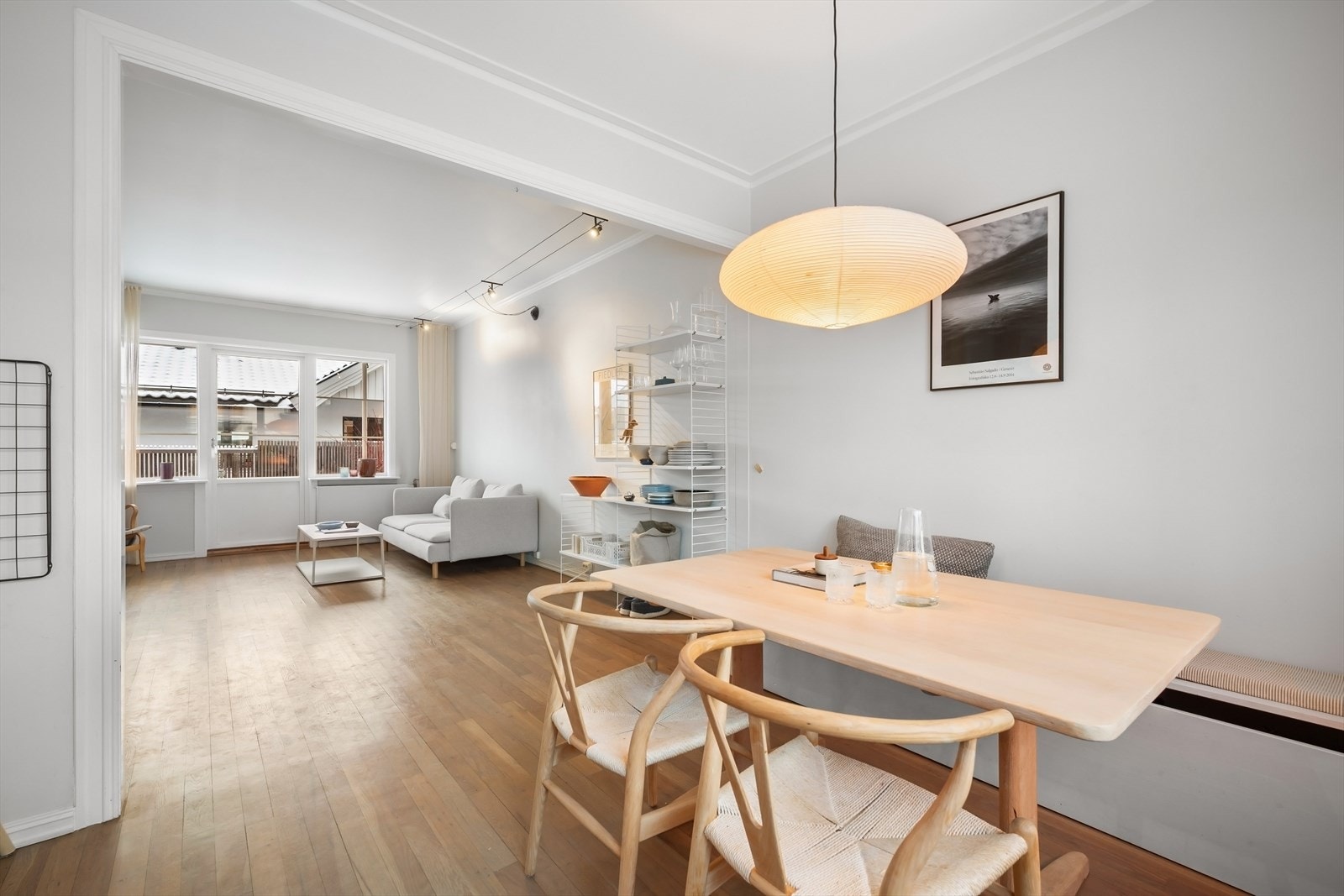 Leiligheten strekker seg over to plan og holder en gjennomgående høy standard. Galleribilde