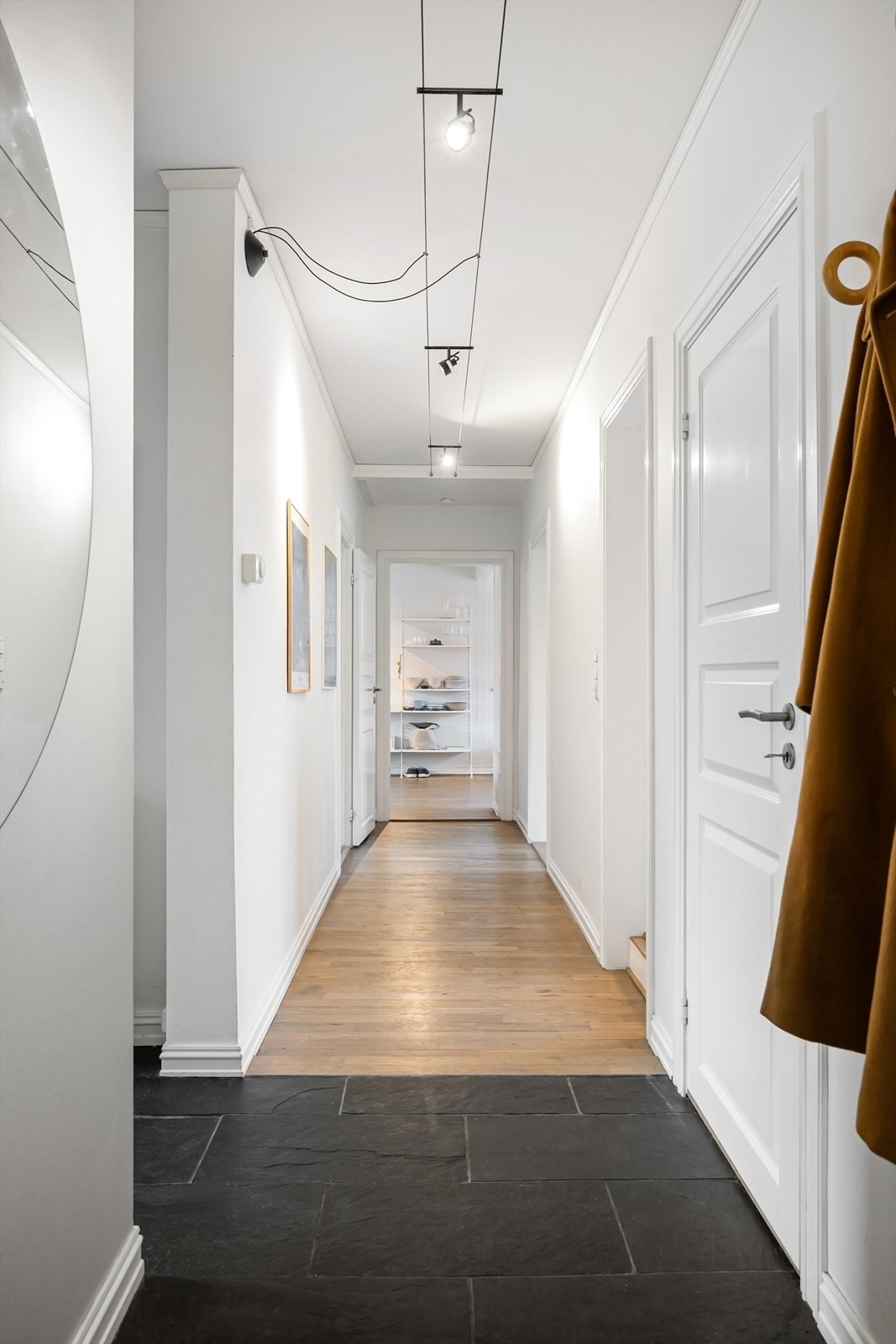 Boligen ønskes velkommen via en praktisk og romslig entré med god plass til yttertøy og sko. Gulvet er flislagt, noe som er både slitesterkt og funksjonelt i en familiehverdag. Galleribilde