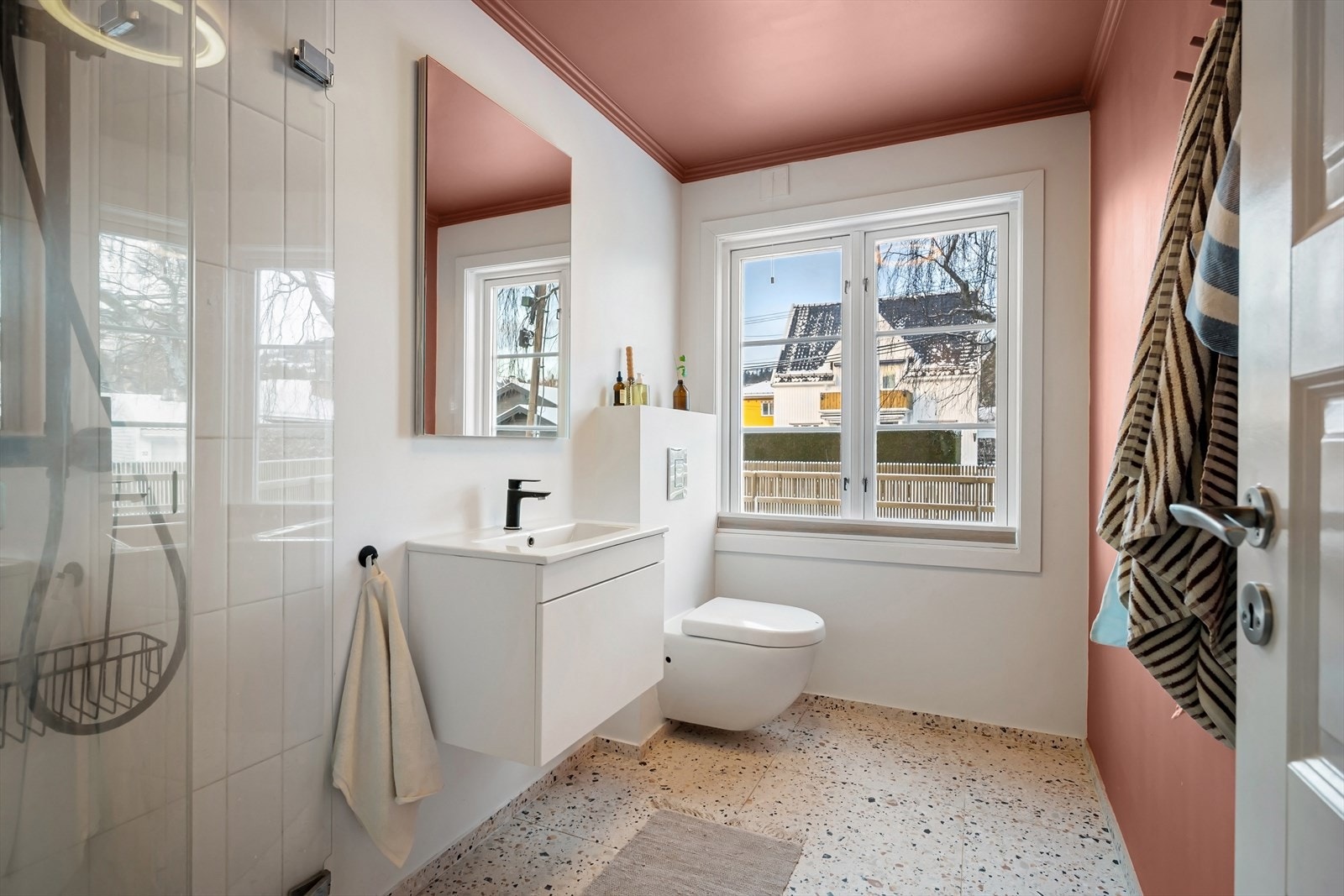 Badet ble pusset opp i 2009/2010 og har senere blitt overflateoppusset med flis-på-flis og nyere innredning, noe som gir et pent og funksjonelt uttrykk. Galleribilde