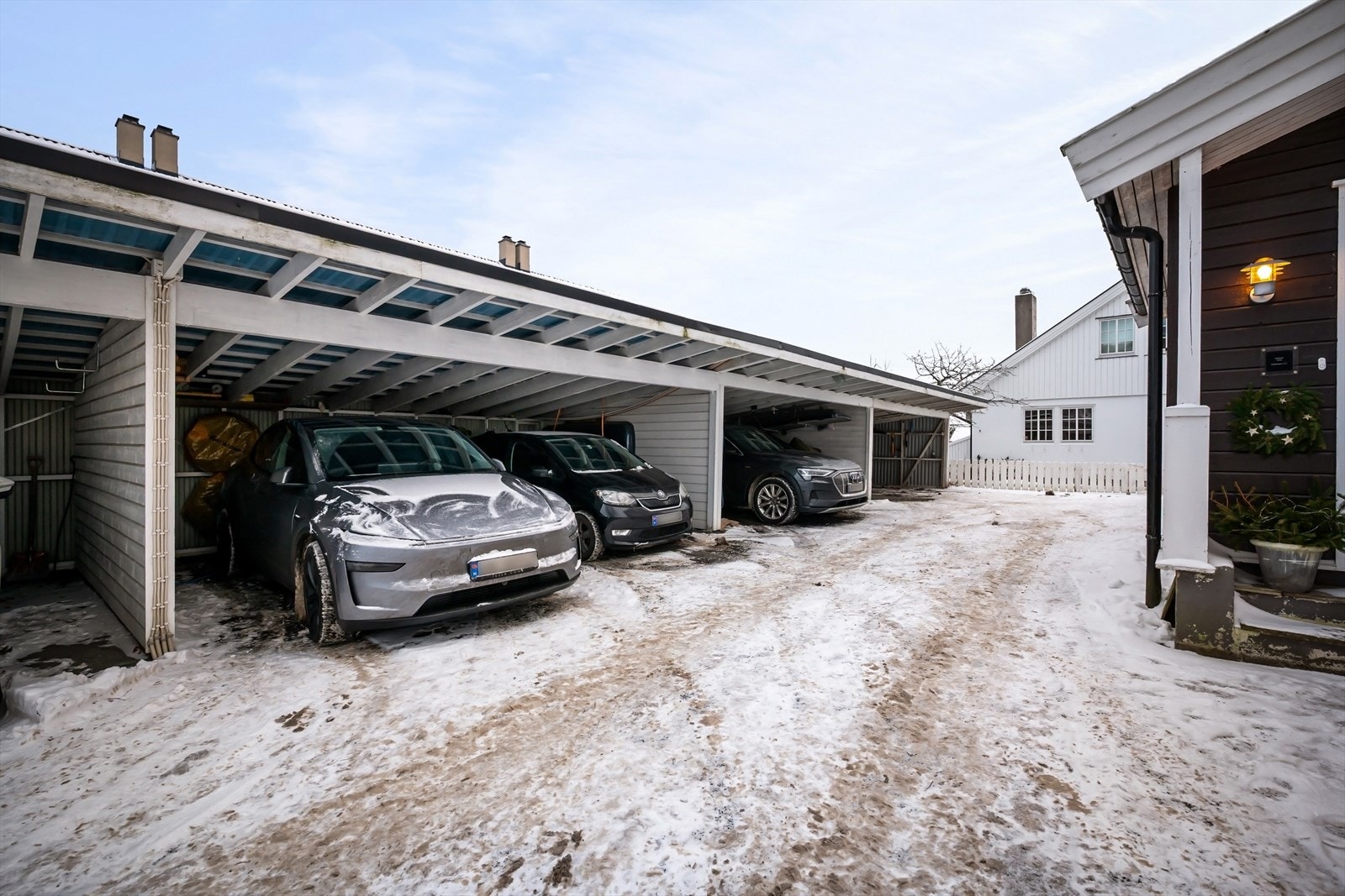 Det medfølger parkeringsplass i carport rett utenfor boligen, som gir enkel og komfortabel adkomst i hverdagen. Galleribilde