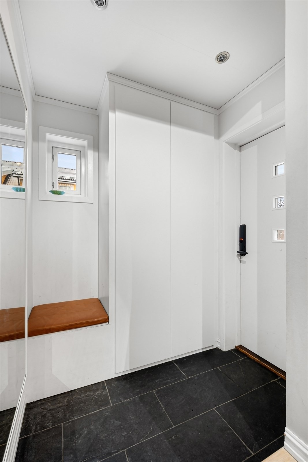 Praktisk sittebenk og garderobeskap - Kodelås på døren. Galleribilde