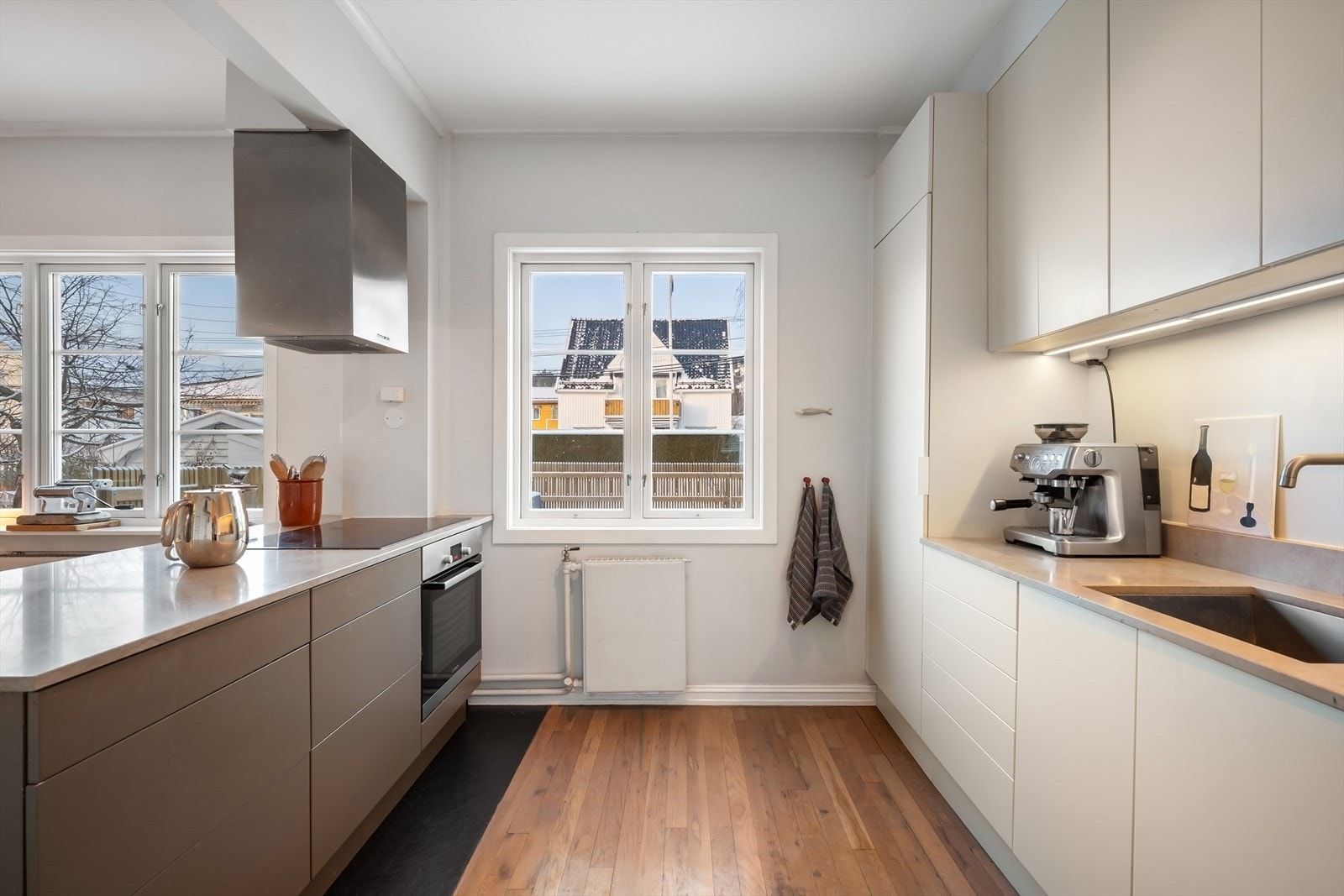 Kjøkkenet er oppgradert i 2023 med nye benkeplater i stein, skapfronter med ny maling, servant og blandebatteri ifølge tidligere salgsoppgaver. Galleribilde