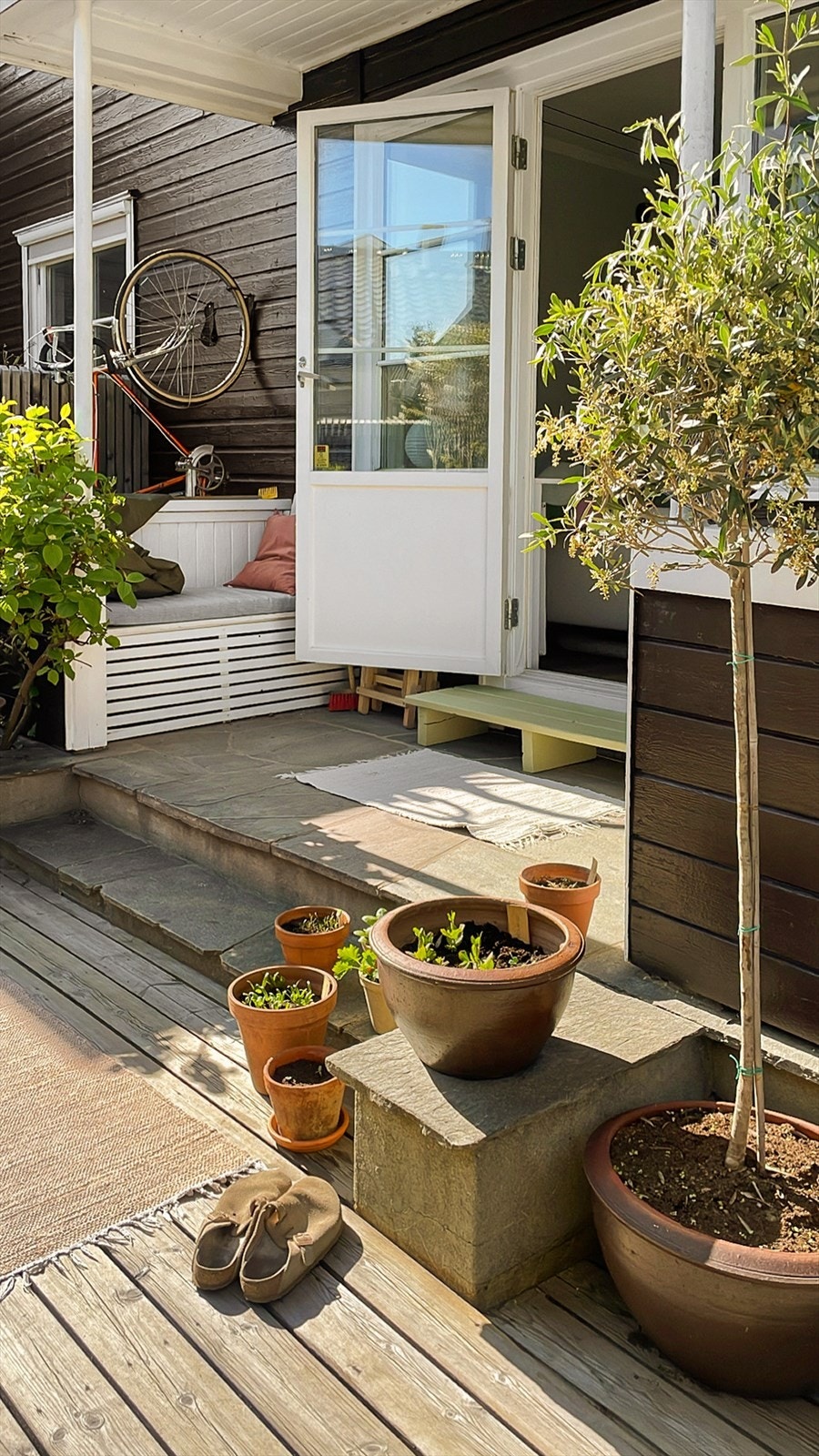 Her kan du nyte frodig grønn hage med både gress og platting. Utekjøkken med plass til flere grill. Egen inngang til hage Galleribilde