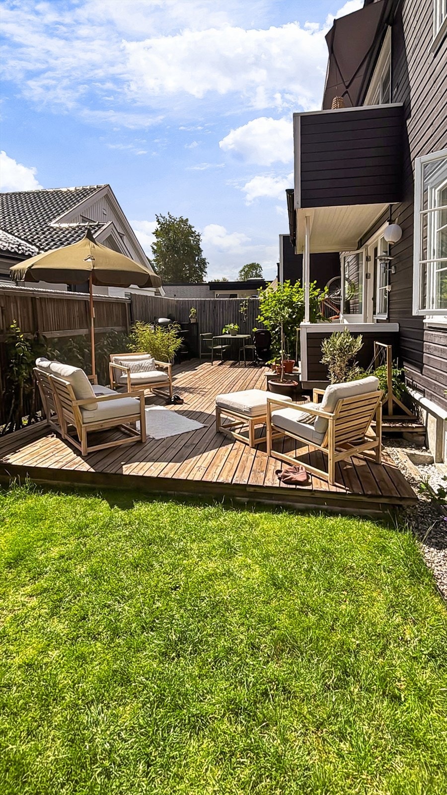 Selgers egne sommerbilder - Her kan du nyte frodig grønn hage med både gress og platting. Utekjøkken med plass til flere grill. Egen inngang til hage Galleribilde