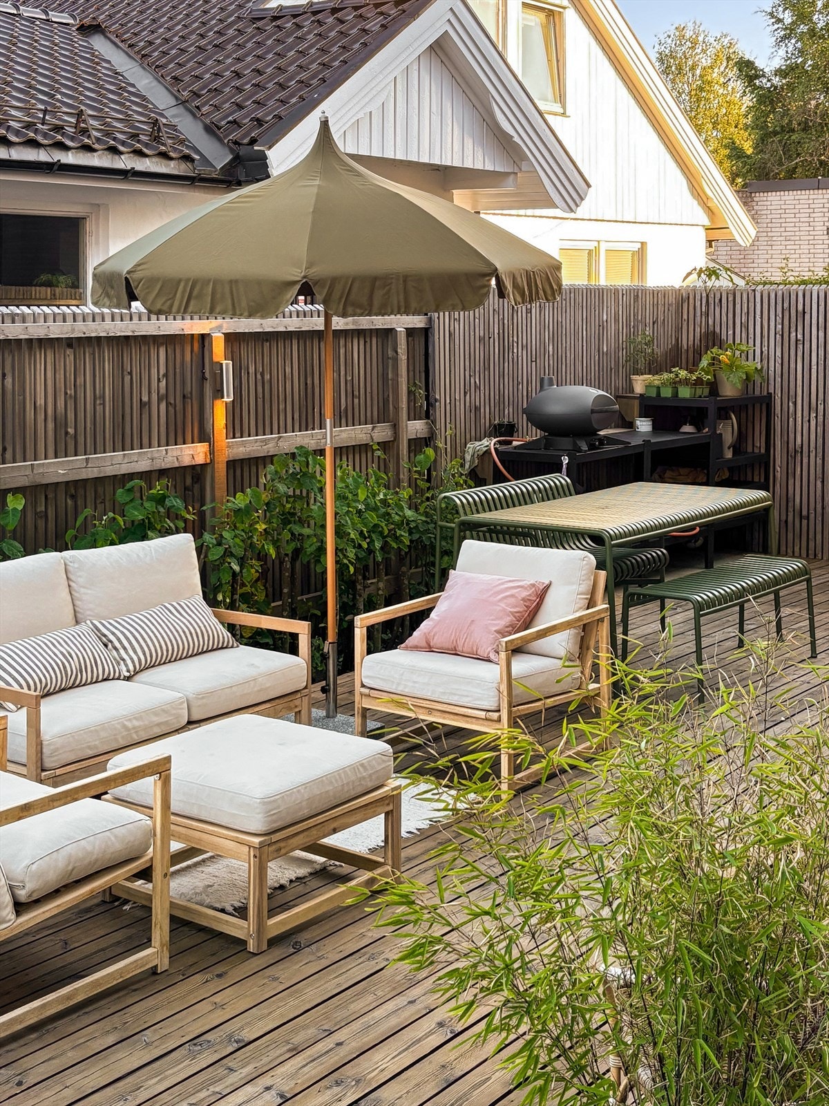 Selgers egne sommerbilder - Her kan du nyte frodig grønn hage med både gress og platting. Utekjøkken med plass til flere grill. Egen inngang til hage Galleribilde