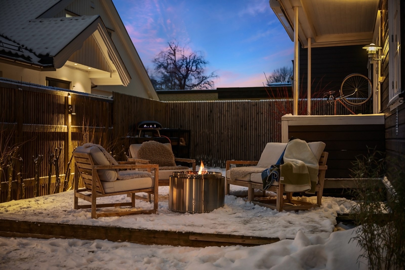 Meget barnevennlig med stor fin solrik uteplass i rolig gate - Denne må oppleves! Galleribilde